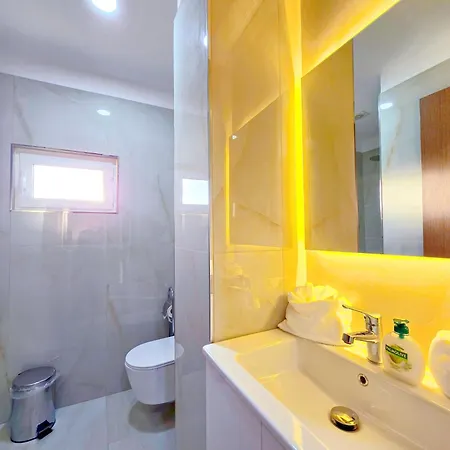 호텔 Pamja E Qyteteve