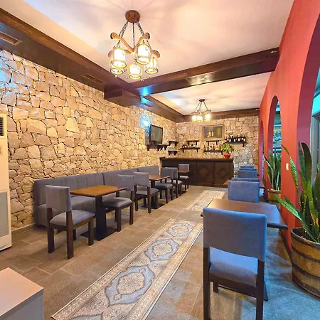 Szálloda Pamja E Qyteteve *