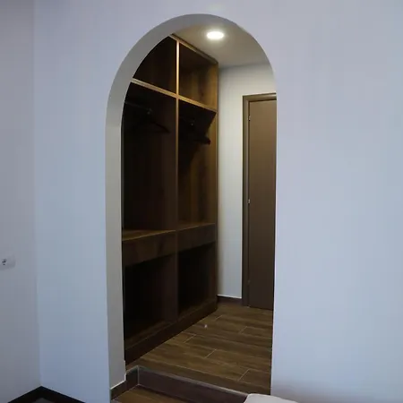 Szálloda Pamja E Qyteteve *